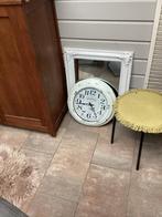 Mooie witte wandklok brocante, Ophalen, Gebruikt, Analoog, Wandklok