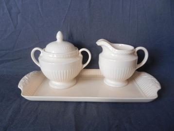 Driedelig roomstel, suikerpot, melkkan op blad Wedgwood Edme beschikbaar voor biedingen