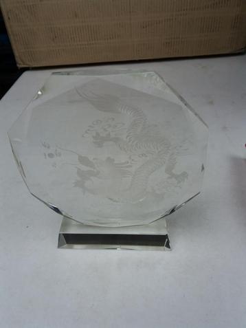 Glazen Chinese plaquette met gegrafeerde draak. beschikbaar voor biedingen