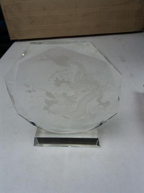 Glazen Chinese plaquette met gegrafeerde draak., Antiek en Kunst, Antiek | Glas en Kristal, Ophalen of Verzenden
