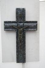 Marmeren kruisbeeld met bronzen crucifix, Ophalen of Verzenden, Beeld(je)