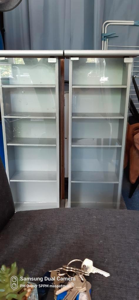 Vitrine kast 2 stuks., Huis en Inrichting, Kasten | Vitrinekasten, Zo goed als nieuw, 100 tot 150 cm, Minder dan 50 cm, 25 tot 50 cm
