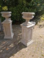 Unieke sierlijke Griekse betonnen vazen op betonnen zuilen, Tuin en Terras, Tuinvazen, Ophalen, Nieuw