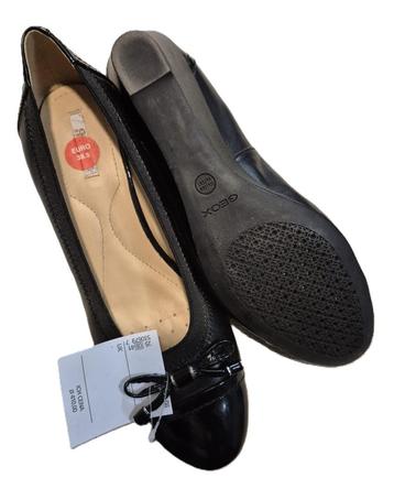Nieuwe Geox leren ballerina’s maat 38.5 – zwart met lakneus beschikbaar voor biedingen