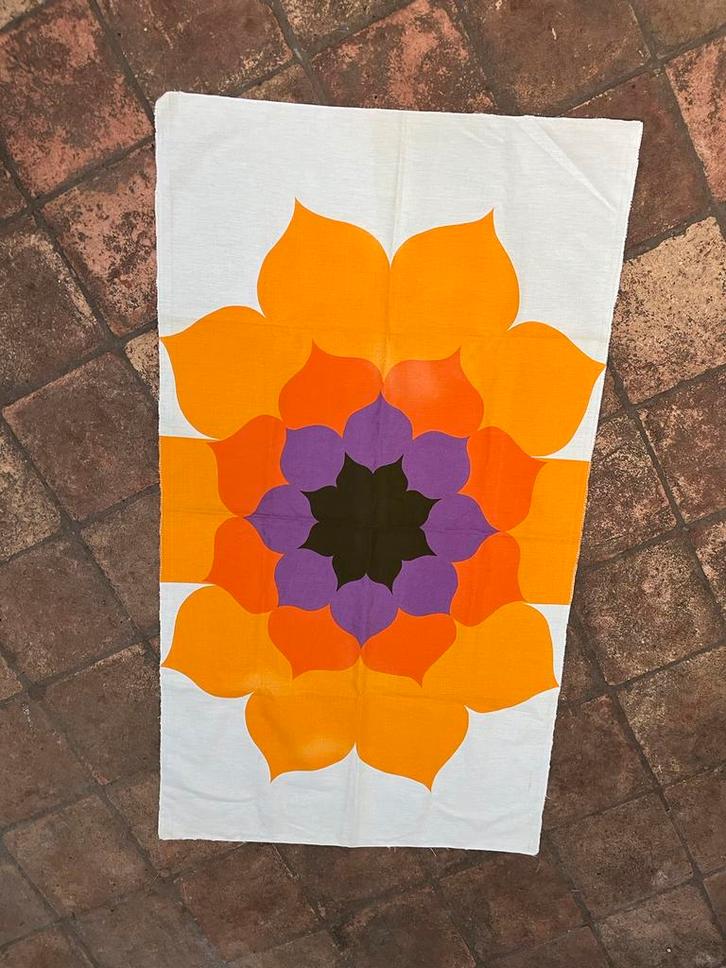 Tafelkleed? Vintage oranje bloem 116/65 jaren 60 flower €20, Huis en Inrichting, Tafelkleden, Gebruikt, Rechthoek, Binnen, Buiten