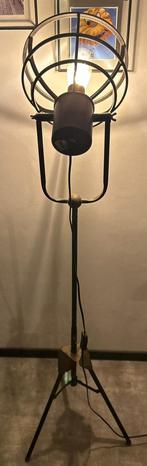 Stoere Zwarte metalen vloerlamp met 3 poot, Huis en Inrichting, Lampen | Vloerlampen, Ophalen, Overige materialen, Gebruikt, 150 tot 200 cm