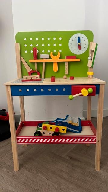 Houtenwerkbank/ klustafel met gereedschap&gereedachapsgordel beschikbaar voor biedingen