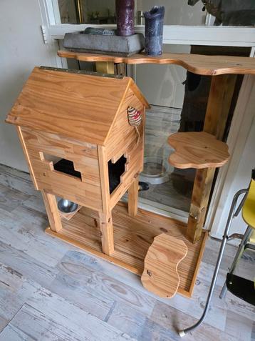 Kattenhuis/hol/hok/grot/cave/paal beschikbaar voor biedingen