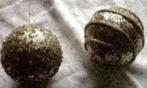 2 zilverkleurige glitter kerstballen; ongeveer 8 cm doorsnee, Ophalen of Verzenden, Zo goed als nieuw