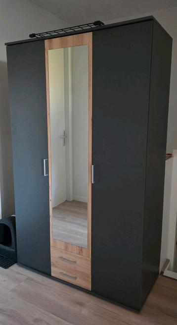 Mooie kledingkast  beschikbaar voor biedingen
