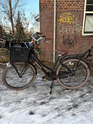 Mooie zwarte stadsfiets