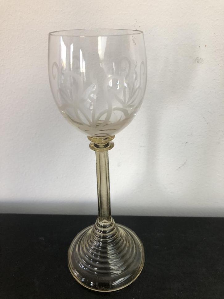 Roemer met gestyleerde tulp hoog 21 cm (Reyshof), Antiek en Kunst, Antiek | Glas en Kristal, Ophalen of Verzenden