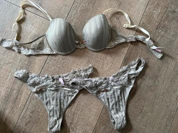 Zachtgroene BH 85B Passionata met 2 slips maat L ZGAN beschikbaar voor biedingen