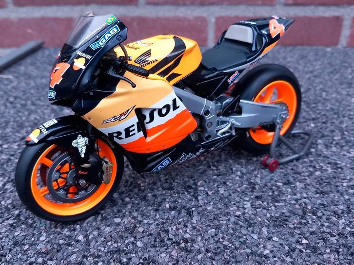 Honda RC211V #4 Alex Barros 2004  Schade  Zie tekst + Foto's, Hobby en Vrije tijd, Modelauto's | 1:5 tot 1:12, Nieuw, Motor, 1:9 t/m 1:12