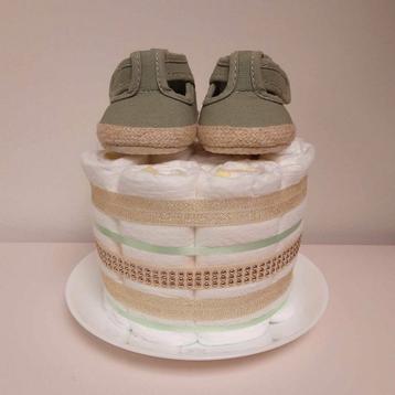 Kleine neutrale luiertaart met leuke schoentjes  beschikbaar voor biedingen