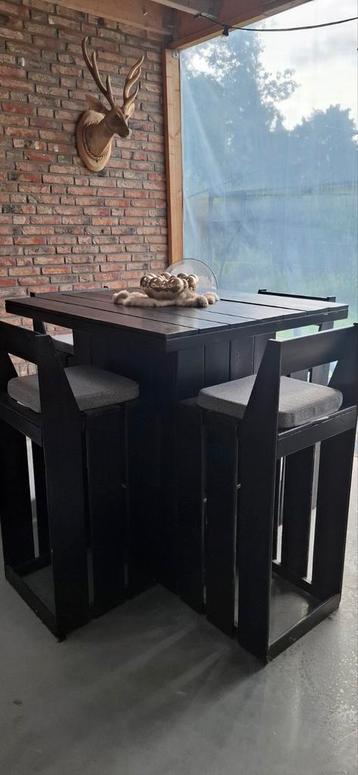 Hoge tafel met 4 krukken,voor buiten beschikbaar voor biedingen