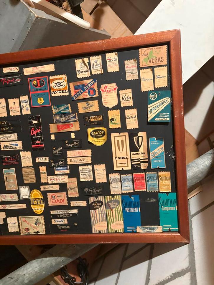 Uniek collectieboard met oude textiellabels, Antiek en Kunst, Antiek | Kleden en Textiel, Ophalen of Verzenden