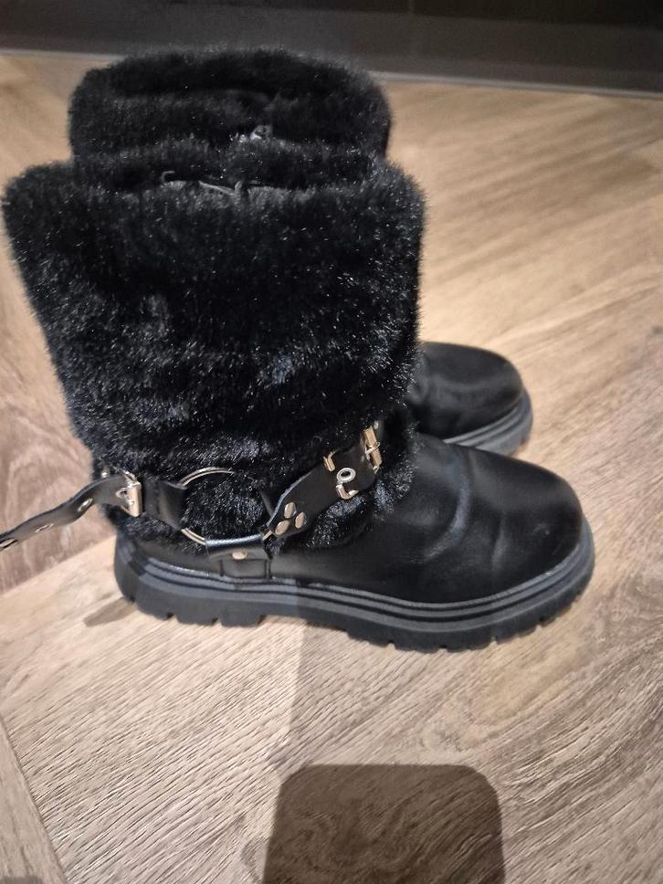 Enkellaarsje met nepbont en riempje, Kinderen en Baby's, Kinderkleding | Schoenen en Sokken, Zo goed als nieuw, Laarzen, Meisje