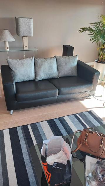 Stijlvolle zwarte leren bank beschikbaar voor biedingen