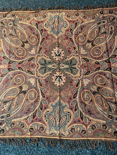 Vintage kleed / tafelkleed met franjes 127/114cm, Huis en Inrichting, Tafelkleden, Nieuw, Rechthoek, Binnen, Ophalen of Verzenden