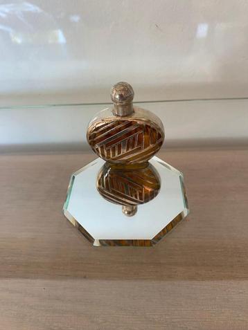 ART DECO PARFUMFLESJE MET ZILVEREN VERSIERING beschikbaar voor biedingen