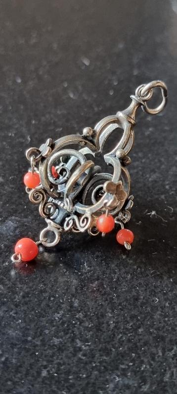Zilveren vintage hanger met 5 bloed koraal kraaltjes beschikbaar voor biedingen