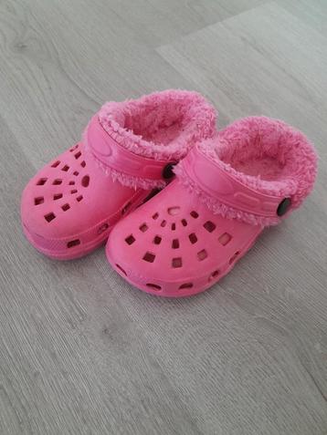 Te koop roze gevoerde 'croc's slippers maat 26/27 