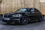 BMW 5-serie M550i xDrive *Nachtzicht*Massage*H/K*360 Camera*, Auto's, BMW, Automaat, Gebruikt, 4395 cc, Zwart