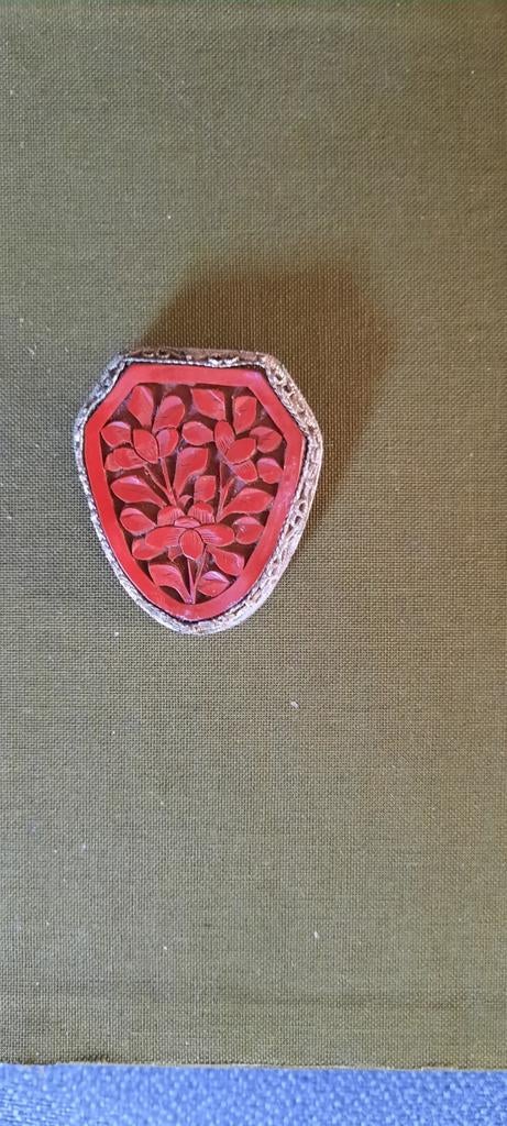 Vintage Zilveren Broche ,met  uit Cinnaber  bewerkte Bloemen, Gebruikt, Minder dan 4 cm, Ophalen of Verzenden, Met edelsteen