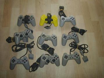 9 Playstation 1 controllers + av en stroomkabels beschikbaar voor biedingen