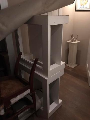 2 witte zware houten salontafels in landelijke stijl beschikbaar voor biedingen