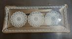 Cakeschaal - flinterdun met kant-decor, Antiek en Kunst, Ophalen of Verzenden
