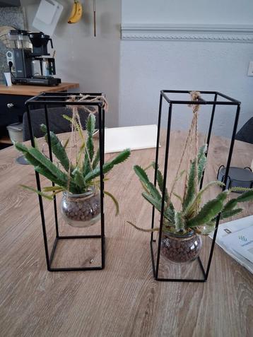 2x hang vaasjes met groene decoratie er in  beschikbaar voor biedingen