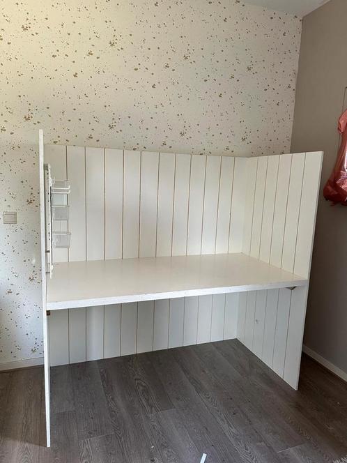 Bureau, lamellenlook wit met afscheidingswanden., Huis en Inrichting, Bureaus, Gebruikt, Ophalen