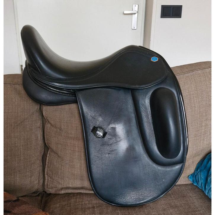 Sella Velluto dressuurzadel 17,5 inch, Dieren en Toebehoren, Paarden en Pony's | Zadels, Zo goed als nieuw, Dressuur, Ophalen