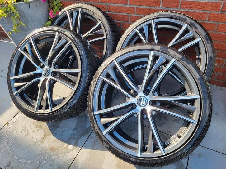 Volkswagen Golf 8 velgen 225/35/19 inch winterbanden, Auto-onderdelen, Banden en Velgen, Banden en Velgen, Winterbanden, 19 inch
