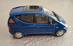 Miniatuur Mercedes Benz A-Klasse in Showcasette Blauw, Ophalen of Verzenden, Zo goed als nieuw, Auto