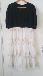 Zwart wit jurk, met goude bloemen motief maat 40, Kleding | Dames, Jurken, Maat 38/40 (M), Zwart, Nieuw, Ophalen of Verzenden