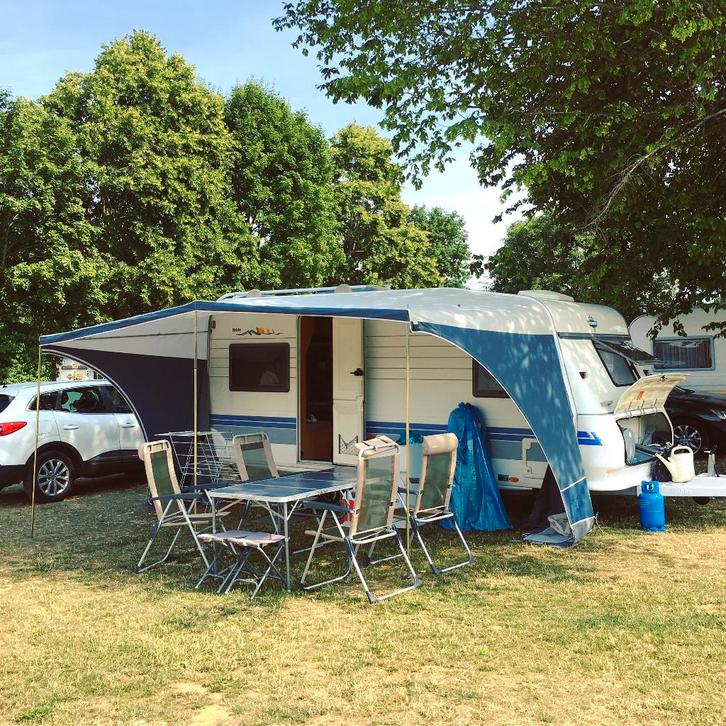 Hobby 460 UFe (2004) - Moderne, frisse look & complete set!, Caravans en Kamperen, Caravans, Particulier, tot en met 4, 1000 - 1250 kg