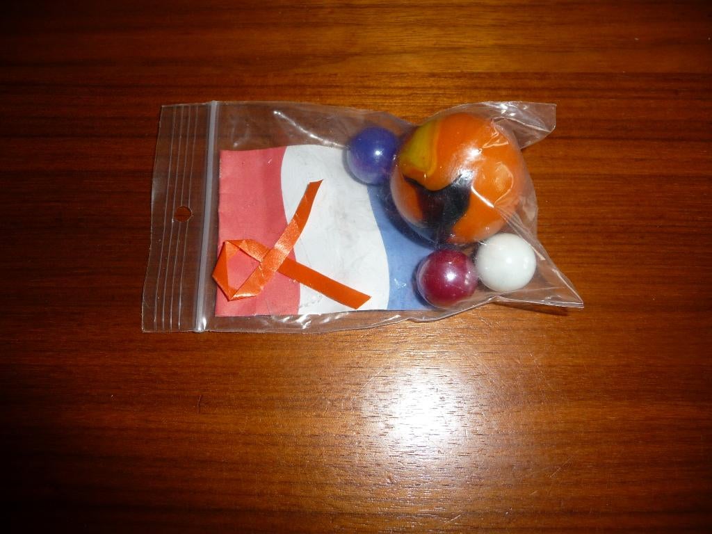 Knikkers: 1 grote, 3 kleine (oranje, rood, wit en blauw)., Ophalen of Verzenden, Nieuw, Overige typen, Oranje of Koningsdag