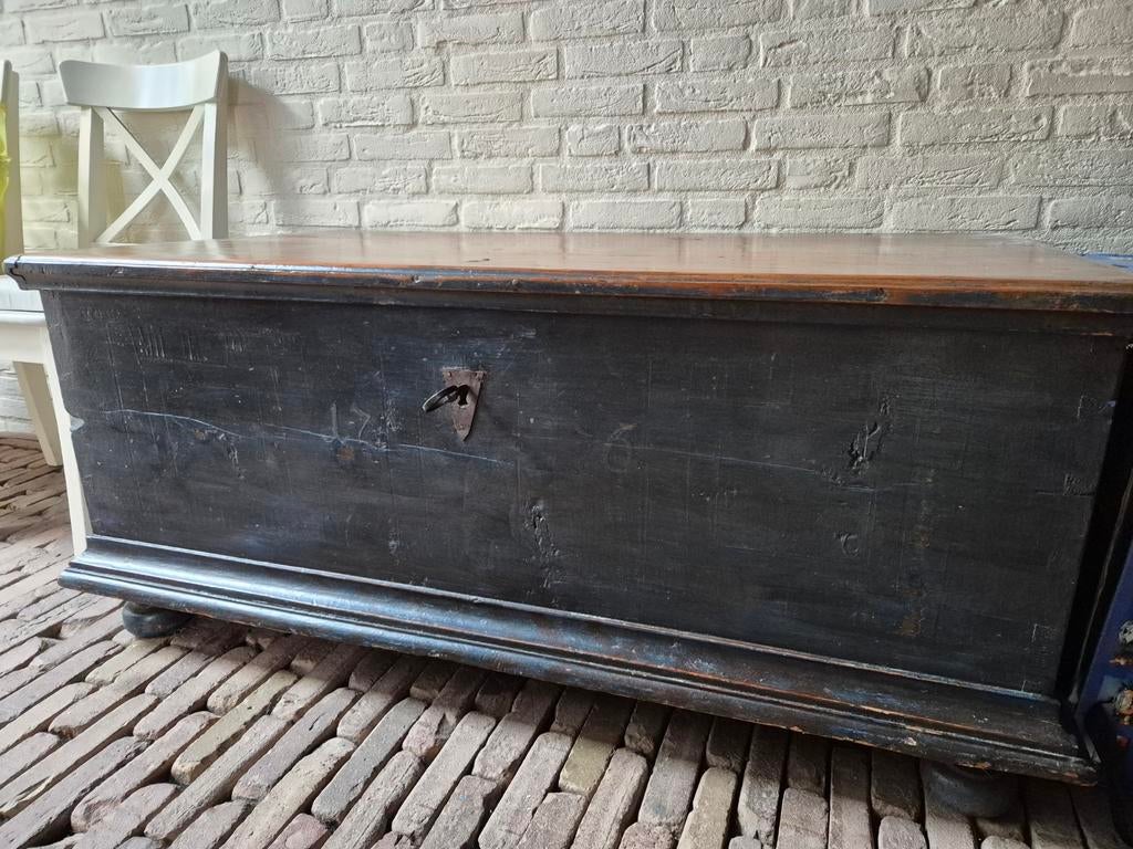 Grote zware dekenkist uit 1776 - Salontafel/banktafel, Ophalen