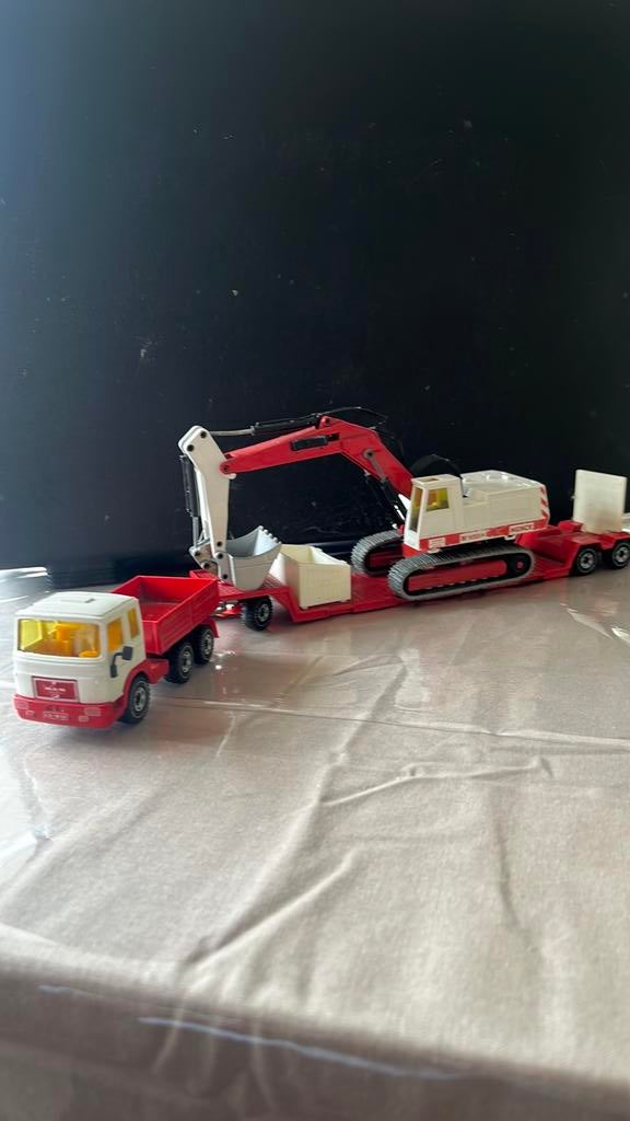 Siku Vrachtwagen met getrokken dieplader met rupskraan, Ophalen of Verzenden, Gebruikt