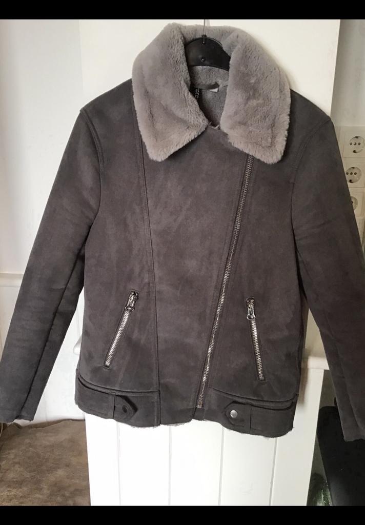 Grijze jas maat 32, dus XS / S. Nep suède en superzacht bont, Ophalen of Verzenden, Zo goed als nieuw, Grijs