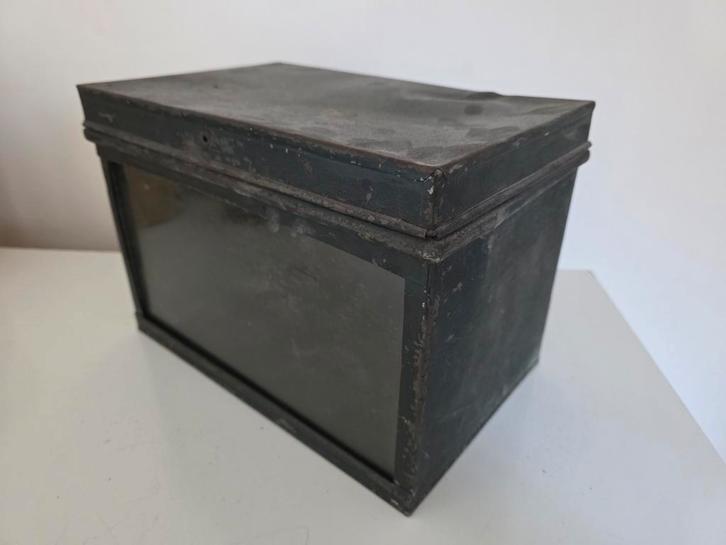 Antiek brocante vensterkastje showcase vitrinekastje blik, Huis en Inrichting, Woonaccessoires | Kisten, Minder dan 50 cm, Minder dan 50 cm