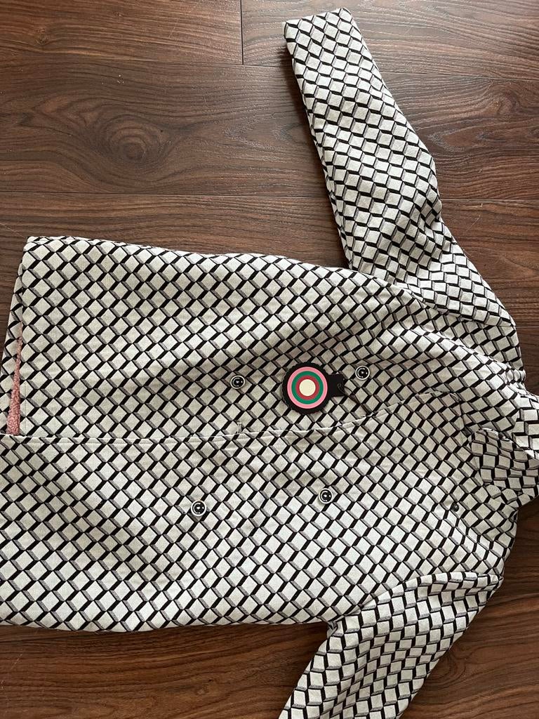 Nieuwe jas met uniek geometrisch patroon, Kleding | Dames, Jassen | Winter, Ophalen of Verzenden, Nieuw, Maat 38/40 (M), Zwart