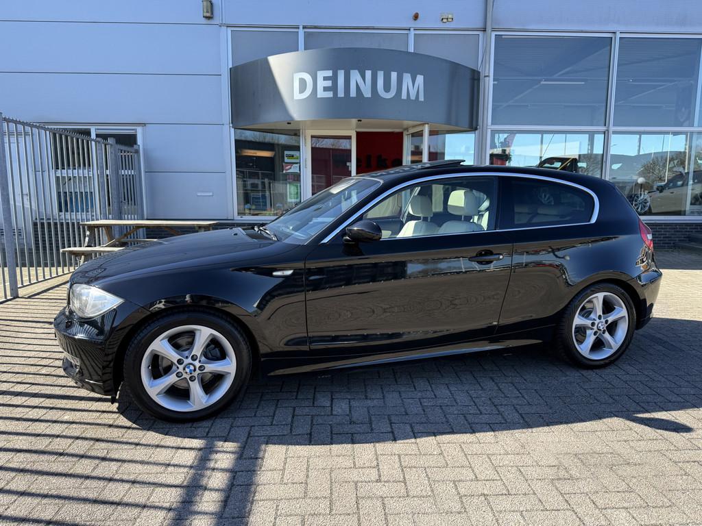 BMW 1-serie 118i High Executive Leder sportintr, Panoramadak, Achterwielaandrijving, Beige, 4 stoelen, Zwart