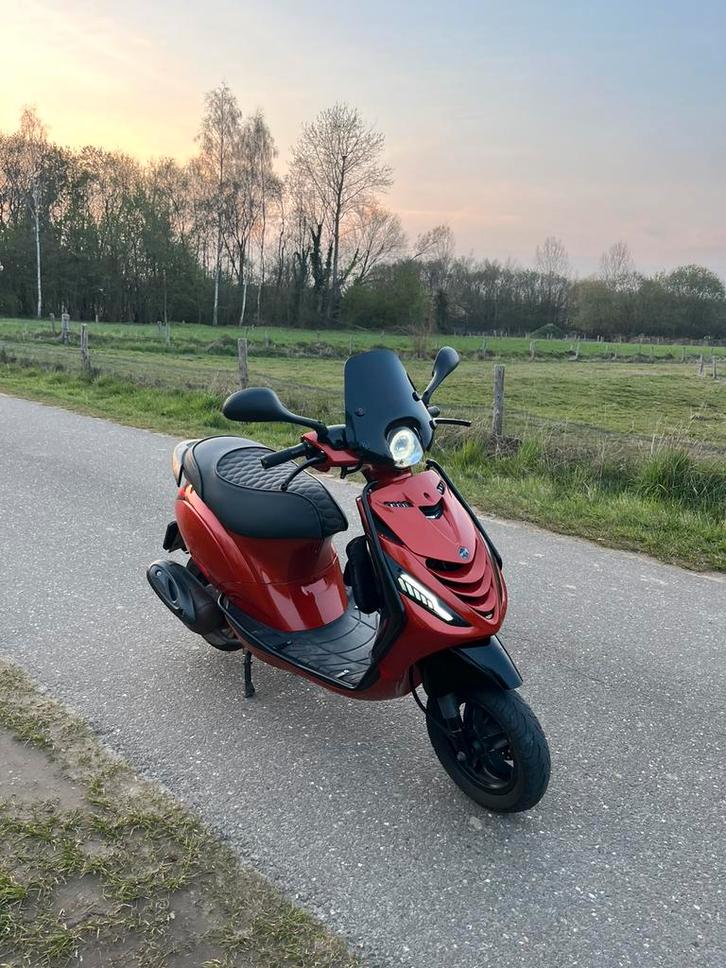 Custom Piaggio zip 50cc 4t, Fietsen en Brommers, Scooters | Piaggio, Zo goed als nieuw, Zip, Maximaal 45 km/u, Benzine, Ophalen