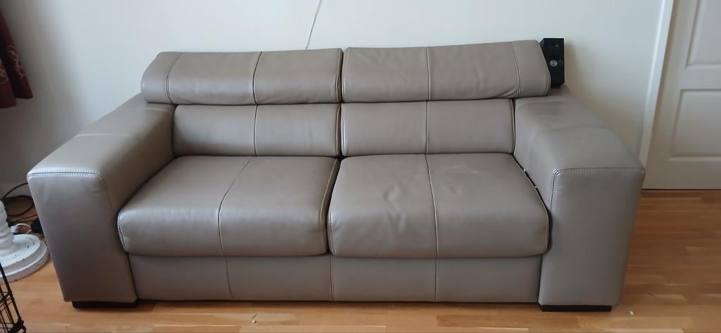 Grijze bank leer hoofdsteun verstelbaar, Huis en Inrichting, Banken | Bankstellen, Ophalen, Gebruikt, Tweepersoons, Leer