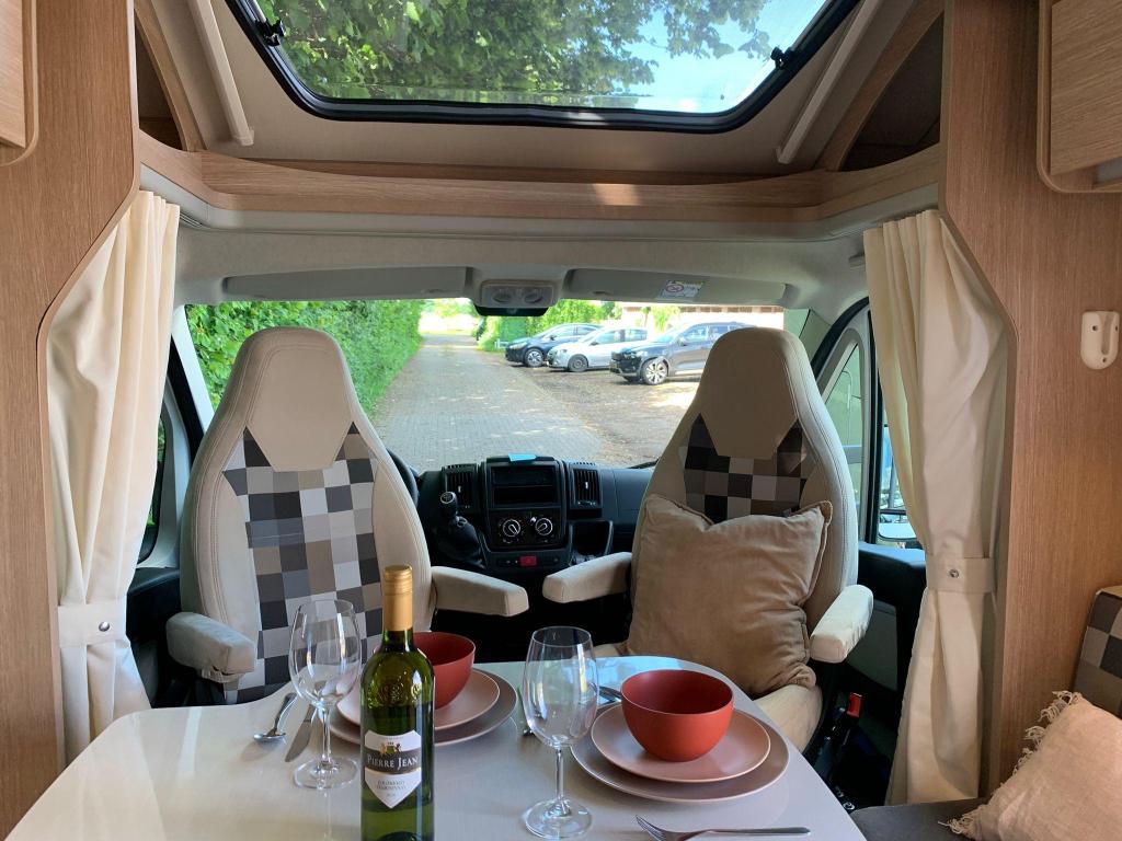 Sunlight T69 L met lage instap voor het Queensbed !!!, Caravans en Kamperen, Campers, Niet ingevuld, Sunlight, Ringverwarming