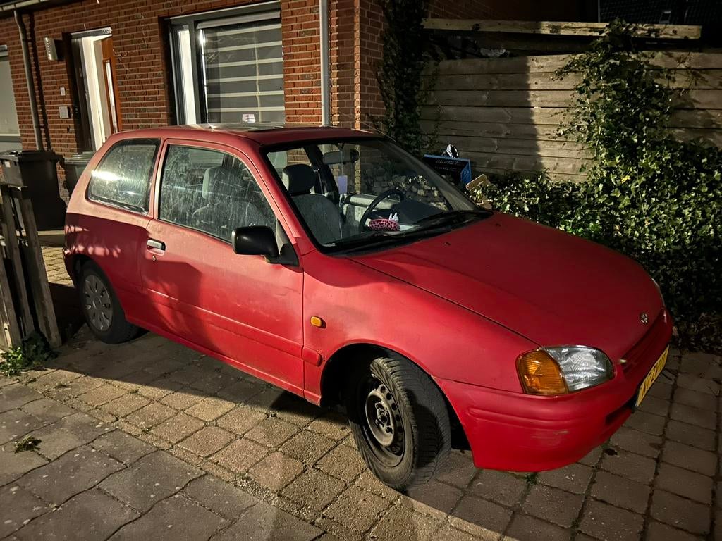 Toyota Starlet 1.3 16V AUT 1996 Rood, Auto's, Toyota, Automaat, Stof, 4 cilinders, Starlet